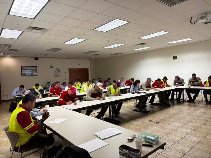 Curso de seguridad para personal de planta con chalecos reflejantes