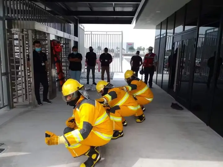 Brigada de emergencia con equipo de bombero durante un simulacro en planta
