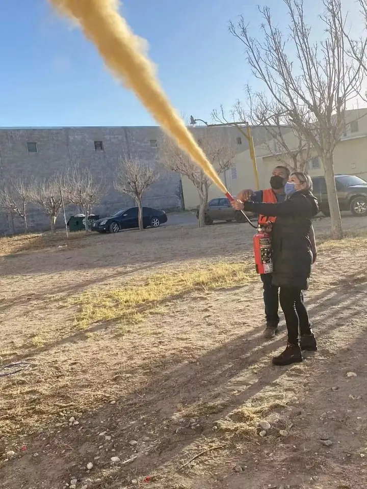 Práctica de manejo de extintores en exterior durante un curso de brigadas