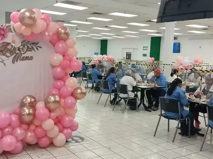 Comedor de planta decorado para el festejo del Día de la Madre