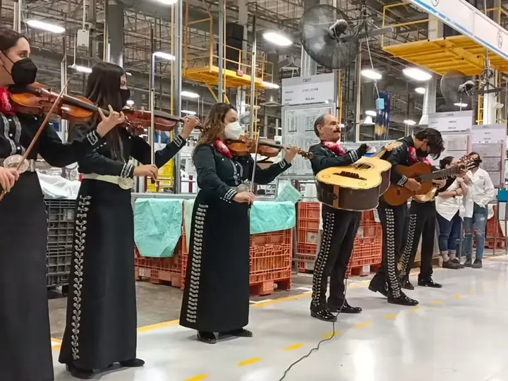 Grupo de música en vivo durante un evento corporativo en planta