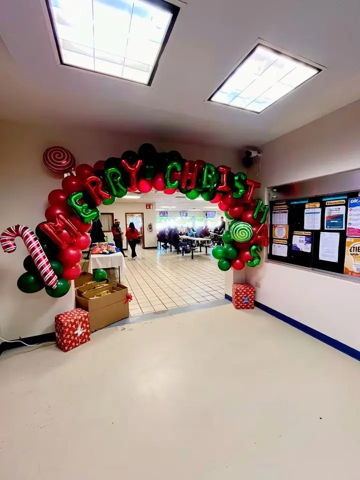 Decoración navideña montada en las instalaciones de una empresa