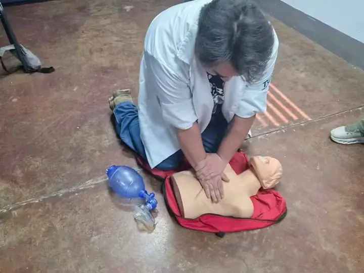 Práctica de reanimación cardiopulmonar sobre maniquí en curso de primeros auxilios