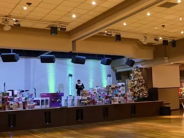 Salón montado con mesa de regalos para el evento de fin de año