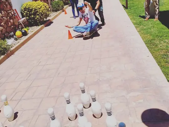 Dinámica de team building al aire libre con boliche gigante