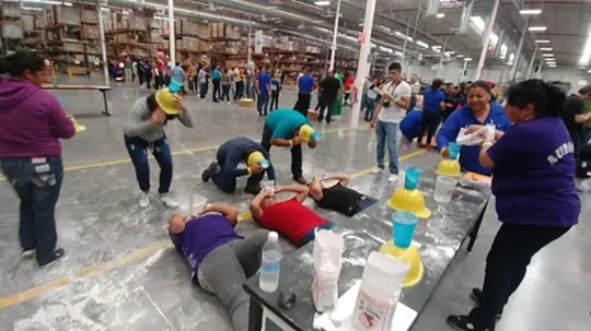 Dinámica de integración con todo el personal en el piso de planta