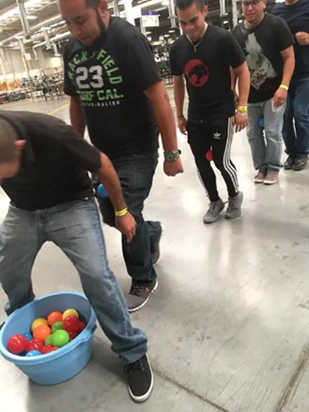 Actividad de integración por equipos durante una jornada de team building