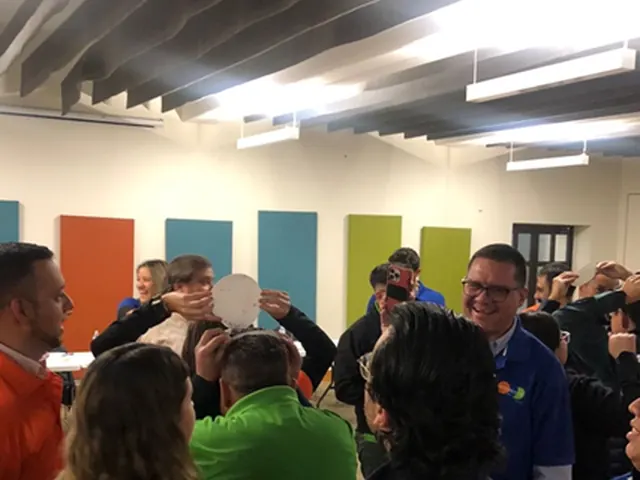 Personal de una empresa en una dinámica de integración por equipos