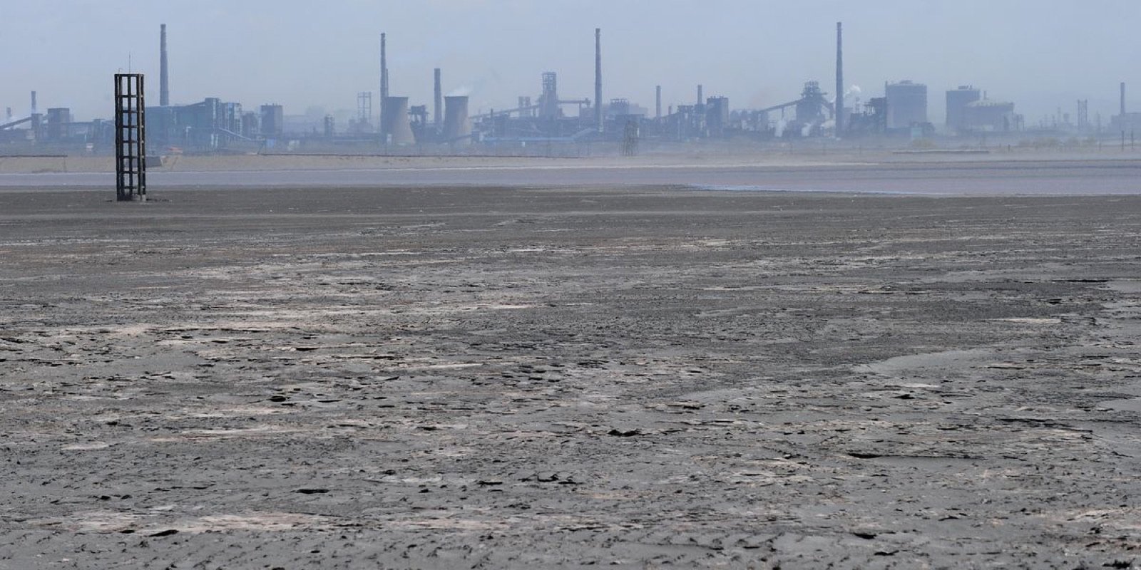 Lo barato deja una cuenta: lo que un lago contaminado enseña a quien vende productos físicos